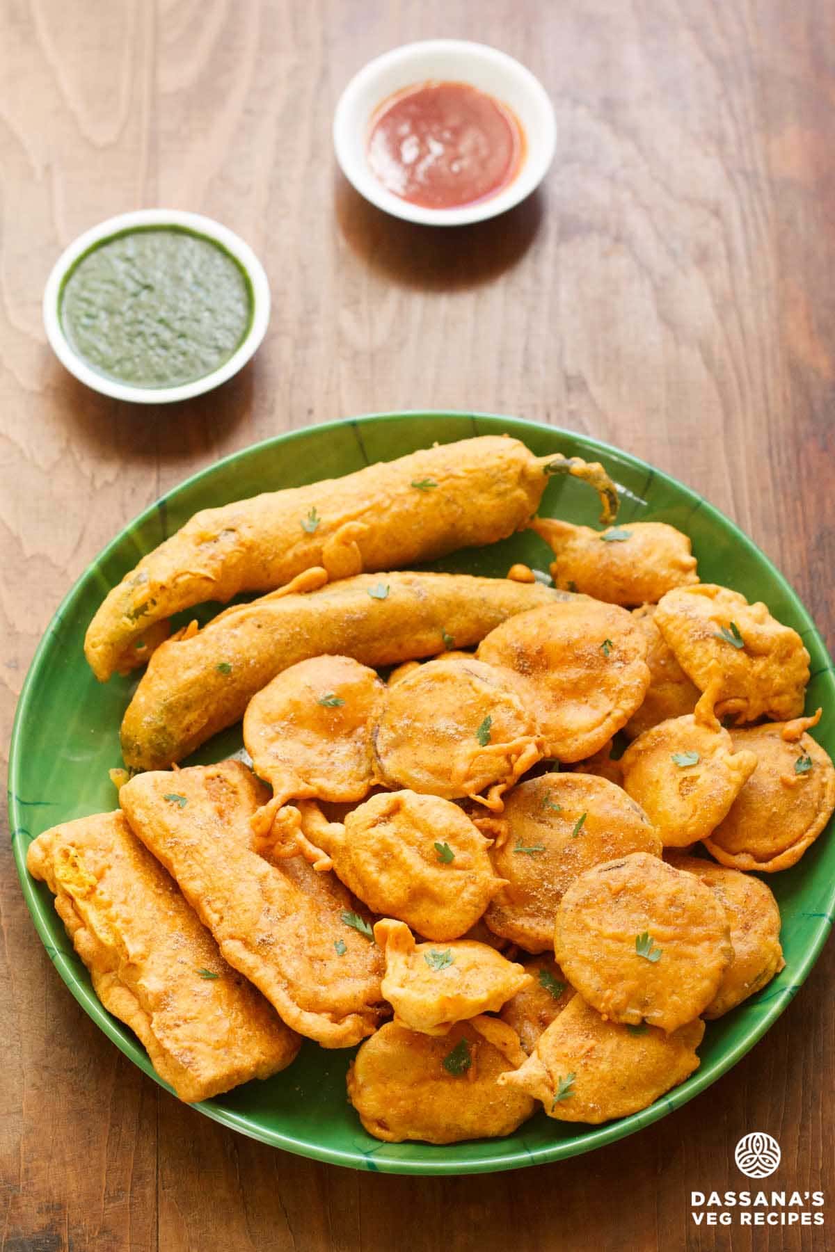Bhajiya on a plate with chutneys.