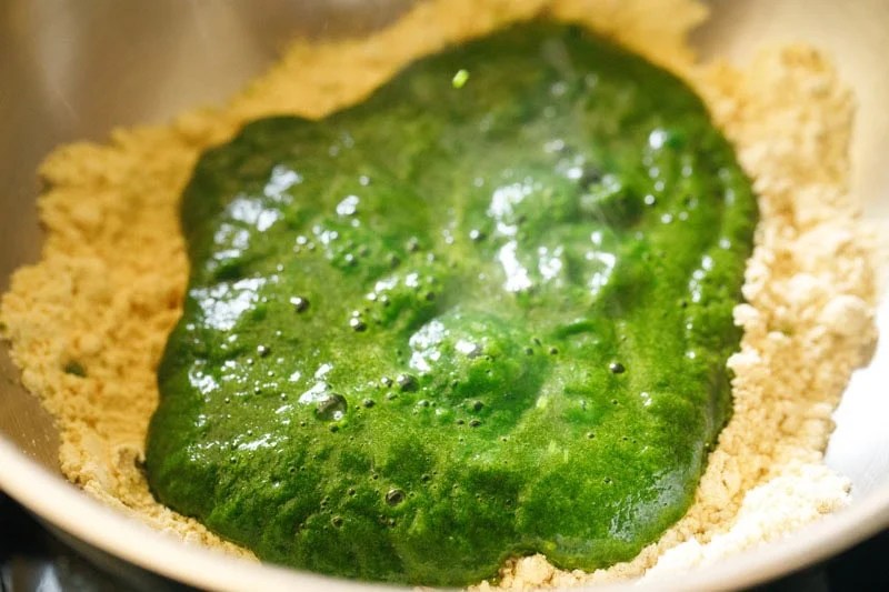 Spinach puree added to roasted besan.