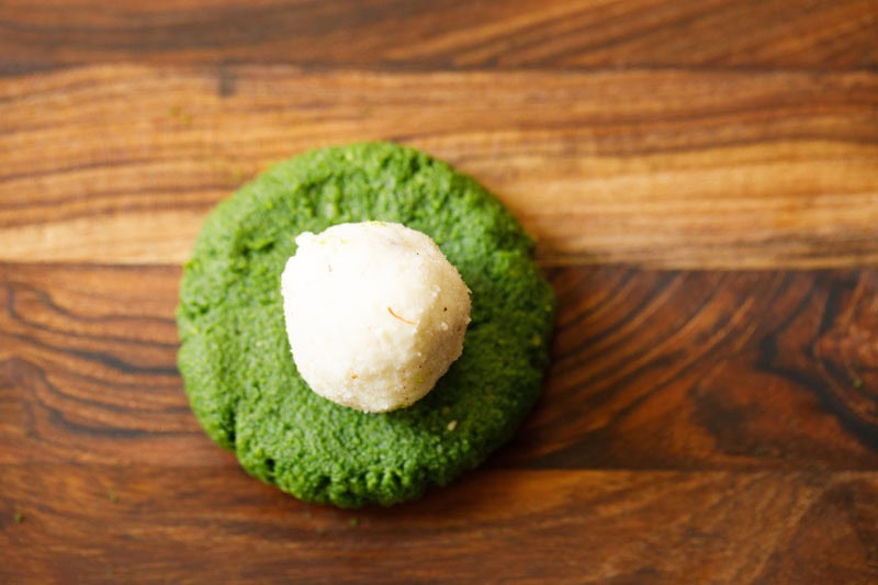 Paneer balls placed on flattened spinach round.