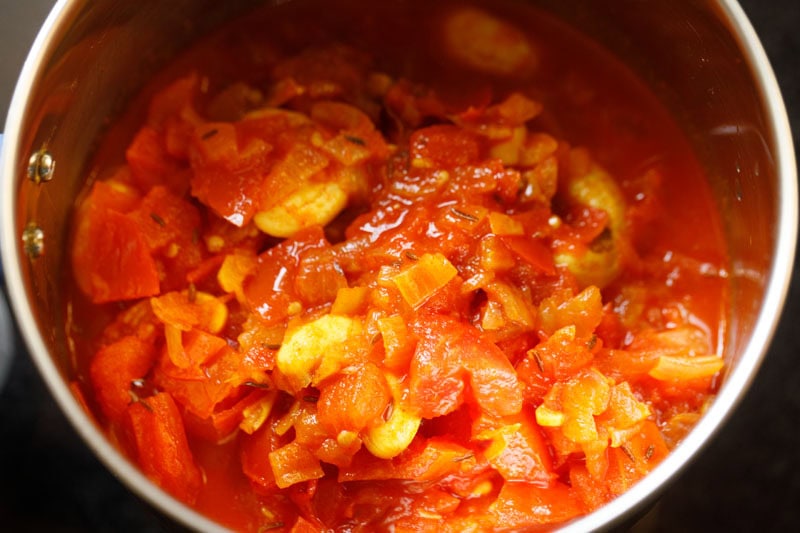Cooled onion and tomato mixture in a blender.